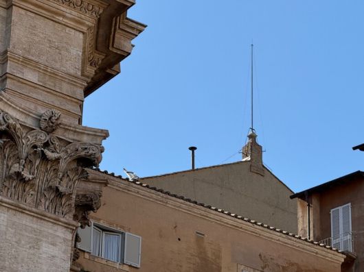 바티칸 성 베드로 대성당 뒤편 시스티나 경당 위 지붕에 설치된 굴뚝. 이 굴뚝에서 흰 연기가 피어 오르면 교황이 선출된 것을 의미하고, 반대의 경우엔 검은 연기가 올라온다. 사진 장예지 특파원