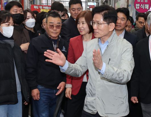 김문수 국민의힘 대통령 후보가 6일 경북 포항시 죽도시장을 방문해 상인들에게 인사하고 있다. 연합뉴스