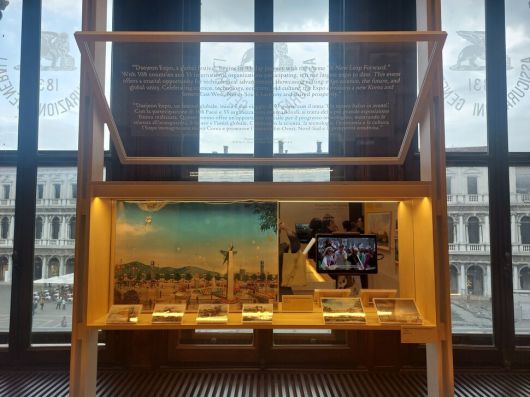 ‘세계화의 시대, 한국의 도시 경관’을 담은 두번째 주제 공간의 전시물 일부. 정영선 조경가가 1993년 대전엑스포 당시 구상했던 엑스포공원의 조경 계획도가 창밖의 산마르코광장 회랑건물(프로쿠라티에)을 배경으로 걸려 있다. 노형석 기자