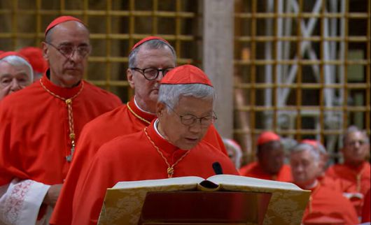 7일(현지시각) 첫 콘클라베가 열리는 시스티나 경당에서 교황청 성직자부 장관인 유흥식 추기경이 복음서에 손을 얹고 비밀서약을 위한 기도문을 외우고 있다. 한국인으로서 유일하게 이번 콘클라베에 참여하는 유 추기경 또한 차기 교황 후보군으로 꼽혔다. 사진 교황청 생중계 유튜브 갈무리