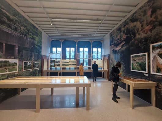 7일 개막 행사와 함께 취재진에 공개된 ‘이 땅에 숨 쉬는 모든 것을 위하여: 정영선과 협업자들’의 전시공간 일부분. 서울 여의도 샛강 생태공원과 선유도 공원의 조경 콘셉트를 설명하는 다섯번째 주제(‘하천 풍경과 생태의 회복’)의 방이다. 창밖으로 산마르코광장을 둘러싼 유명한 회랑건물인 프로쿠라티에의 창과 건물 윤곽이 보인다. 노형석 기자