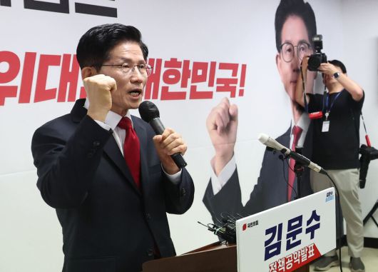 김문수 국민의힘 대통령 후보가 8일 서울 여의도 대하빌딩에 마련한 선거 캠프 사무실에서 긴급 기자회견을 열고 후보 단일화에 관한 입장을 밝히고 있다. 윤운식 선임기자 yws@hani.co.kr