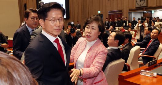 김문수 국민의힘 대통령 후보(왼쪽)가 9일 국회에서 열린 의원총회에서 “지금 당 지도부가 하고 있는 강제 단일화는 실은 저 김문수를 끌어내리고 무소속 후보를 우리 당의 대통령 후보로 만들기 위한 작업에 불과하다. 그래서 응할 수 없다”고 한 뒤 의총장을 나서자 조배숙 의원이 막으려 하고 있다. 김경호 선임기자 jijae@hani.co.kr