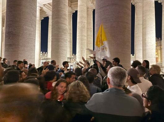 8일(현지시각) 밤 성 베드로 광장의 불빛은 쉽게 꺼지지 않았다. 교황이 선출된 역사적인 이날을 기념하기 위해, 바티칸 시국에서 발행하는 신문 ‘로세르바토레 로마노’를 받아보기 위해 수백명이 손을 뻗고 있다.