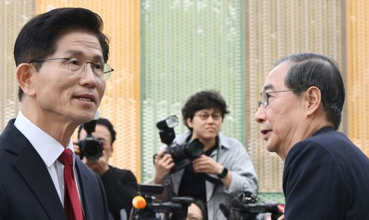 김문수 국민의힘 대통령 후보와 한덕수 무소속 후보가 8일 국회 사랑재에서 만나 후보 단일화를 위한 2차 회동을 마친 뒤 이석하고 있다. 공동취재사진