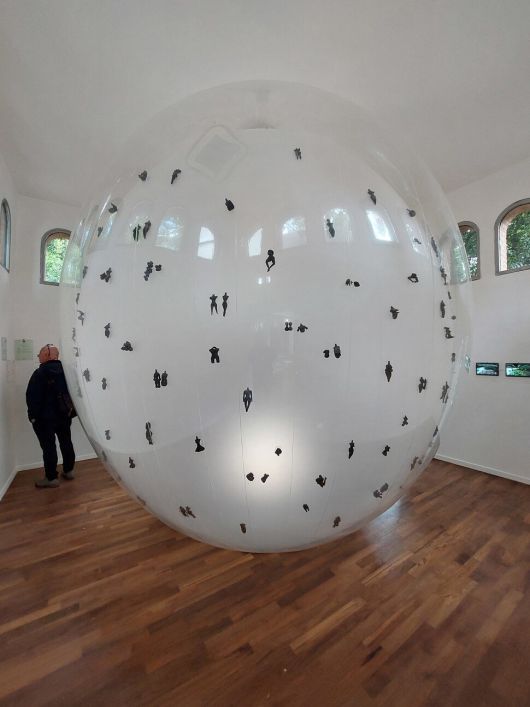 한국관에 서식하는 토우를 닮은 가상의 생물종 ‘나노기나’를 상상해 그들의 형태와 삶을 구현한 양예나 작가의 설치작품. 100년 이상 묵은 한국관의 벽돌건물 안에서 관객과 만난다. 노형석 기자