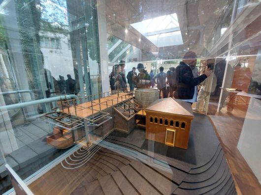 1995년 한국관 건립에 앞서 나무와 금속틀로 제작했던 초창기 한국관 모형도 전시관 들머리에 나왔다. 화장실로 쓰였던 옛 벽돌건물에 원형의 실린더와 직사각형 평면의 건축물을 붙인 설계 구상을 한눈에 파악할 수 있다. 1995년 베네치아 한국관 개관 당시 산마르코광장 회랑에 있는 올리베티 매장 전시장에서 처음 공개된 뒤 베네치아 건축대학에서 외부에 대여하지 않고 소장해왔다. 노형석 기자