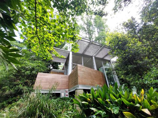 이번 전시는 그동안 거의 조명되지 않았던 한국관 건물 외곽의 친생태적 디자인을 부각한다. 나무를 보호하기 위해 입면을 꺾어서 지은 한국관 남쪽 전면의 테라스 부분. 노형석 기자