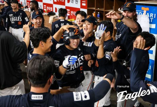 한화 이글스의 문현빈이 9일 서울 구로구 고척스카이돔에서 열린 2025 KBO리그 키움 히어로즈와 경기에서 9회초 솔로홈런을 친 뒤 더그아웃에서 동료들의 축하를 받고 있다. 한화 이글스 제공