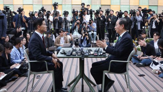 김문수 국민의힘 대선 후보와 한덕수 무소속 예비후보가 8일 오후 서울 여의도 국회 사랑재의한 카페에서 단일화 관련 회동을 하고 있다. 공동취재사진