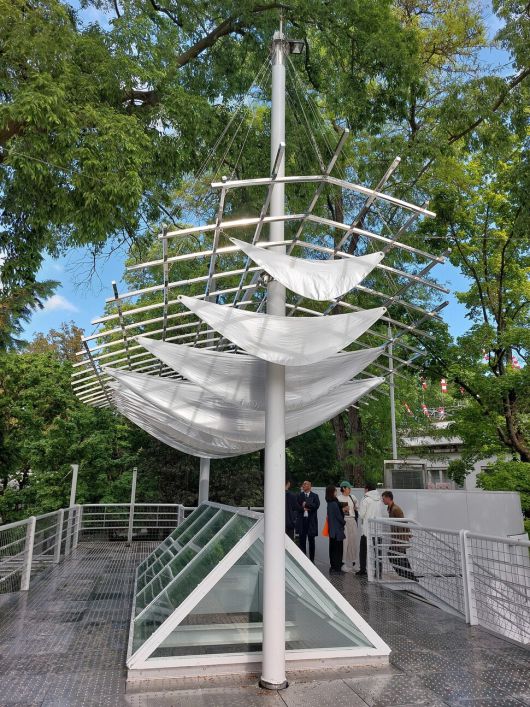 한국관 옥상에 돛을 펼쳐놓은 듯한 모양새로 설치된 김현종 작가의 설치물 ‘새로운 항해’. 노형석 기자