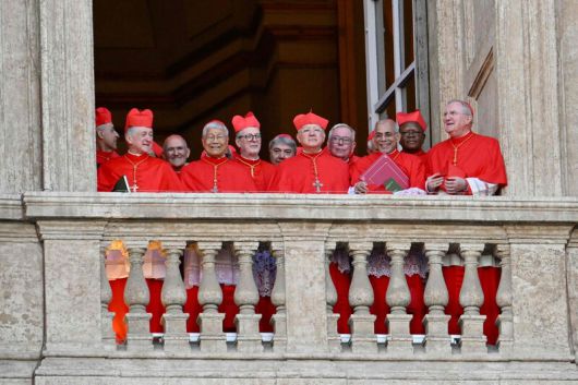 8일(현지시각) 새롭게 선출된 레오 14세 교황이 성 베드로 대성당 ‘강복의 발코니’에 모습을 드러내자 콘클라베에 참여한 추기경들이 환하게 웃고 있다. 교황청 성직자부 장관 유흥식 추기경(왼쪽에서 네번째)도 큰 미소를 짓고 있다. AFP연합뉴스