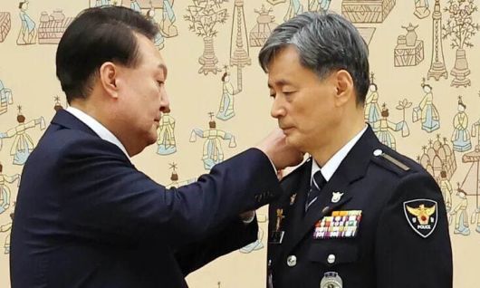 윤석열 전 대통령이 지난해 8월12일 서울 용산 대통령실 청사에서 열린 경찰청장 임명장 수여식에서 조지호 경찰청장에게 계급장을 달아주고 있다. 대통령실사진기자단