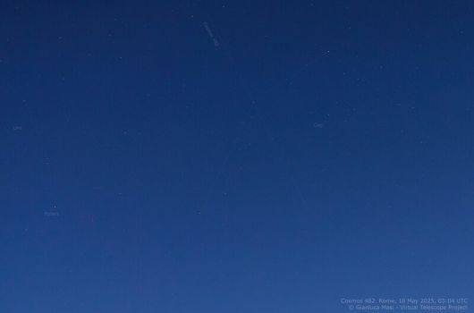 10일 지구로 추락한 옛 소련 금성 탐사선 ‘코스모스 482호’의 궤적. 네 개의 사진을 합성했기 때문에 우주선의 궤적이 점선으로 보인다. 로스코스모스 제공