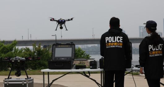 11일 서울 여의도 한강공원에서 서울경찰청 관계자가 열화상 감지 기능이 탑재된 드론으로 순찰 시연을 하고 있다. 연합뉴스