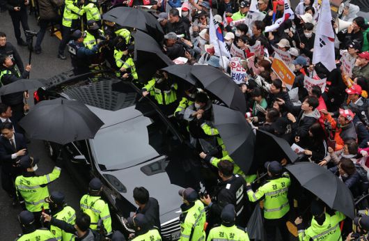 국민의힘 대통령 후보로 등록한 한덕수 후보가 10일 긴급 기자회견을 위해 서울 여의도 국민의힘 당사에 들어선 가운데, 당사 앞에서 김문수 후보 지지자 등이 한 후보의 차량과 당사 건물을 향해 규탄 구호를 외치고 있다. 연합뉴스