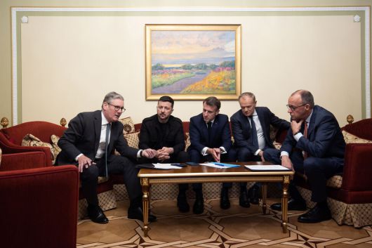 키어 스타머 영국 총리(왼쪽부터), 볼로디미르 젤렌스키 우크라이나 대통령, 에마뉘엘 마크롱 프랑스 대통령, 도날트 투스크 폴란드 대통령, 프리드리히 메르츠 독일 총리가 10일 의지의 연합 회동에서 머리를 맞대고 있다. UPI 연합뉴스