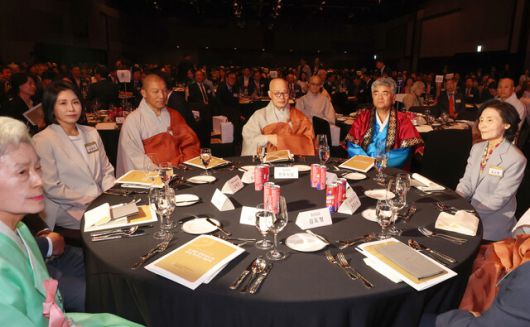 김문수 국민의힘 대통령 후보의 부인 설난영씨와 이재명 더불어민주당 대통령 후보의 부인 김혜경씨가 12일 서울 중구 신라호텔에서 열린 중앙신도회 창립 70주년 기념식에 참석해 있다. 연합뉴스