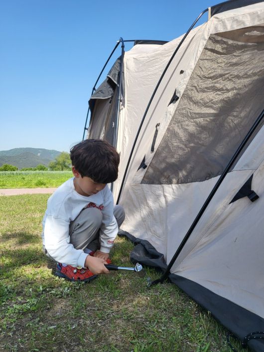 직접 텐트를 치는 과정에 참여하면서 아이는 효능감과 연대감을 키울 수 있다. 강수연씨 제공