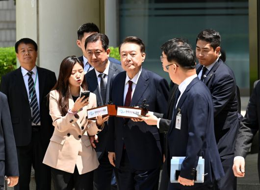 윤석열 전 대통령이 12일 서울중앙지방법원에서 열린 내란 우두머리 혐의, 직권남용 권리행사방해 혐의 사건 3차 공판에서 오전 재판 종료 후 식사를 위해 나서다 취재진의 질문에 묵묵부답으로 일관하고 있다. 사진공동취재단