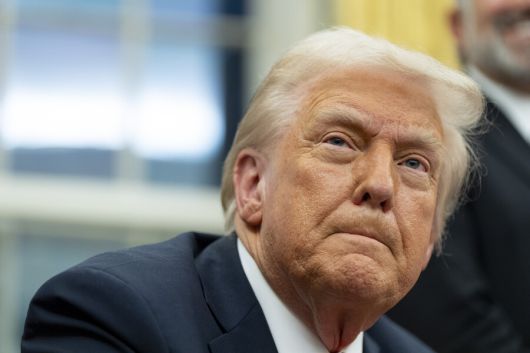 도널드 트럼프 미국 대통령이 10일(현재시각) 백악관 오벌 오피스에서 기자들과 대화하고 있다.AP 연합뉴스