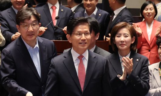 김문수 국민의힘 대통령선거 후보가 11일 오후 서울 여의도 국회에서 열린 국민의힘 의원총회에 참석한 뒤 의원들의 박수를 받으며 이동하고 있다. 신소영 기자 viator@hani.co.kr