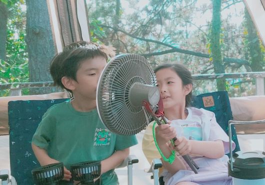 자연에서의 휴식과 다양한 활동을 통해 오감을 깨우는 아이들. 사진은 평소 캠핑을 자주 즐기는 강수연씨의 자녀 박지환, 박세연 어린이. 강수연씨 제공