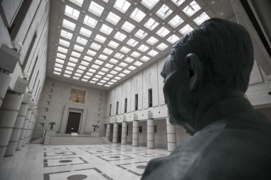 서울 서초구 대법원 안에 있는 김병로 초대 대법원장 흉상 너머로 대법정 입구가 보인다. 한겨레 자료사진