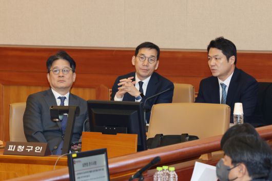 지난 2월24일 헌법재판소에서 열린 검사 탄핵심판 2차 변론기일에 출석한 이창수 서울중앙지검장(왼쪽부터), 조상원 중앙지검 4차장, 최재훈 중앙지검 반부패수사2부장이 피청구인석에 앉아 있다. 이들은 ‘도이치모터스 주가조작’ 사건에 연루된 김건희씨를 무혐의 처분한 것과 관련해 탄핵소추됐다. 공동취재사진