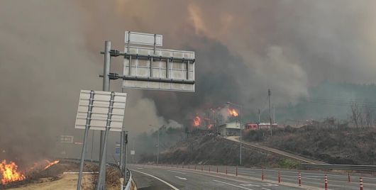 산불은 강력한 바람에 의해 삽시간에 번졌다. 지난 3월25일 경북 안동 길안면 영덕당진고속도로 동안동 인터체인지 일대 고속도로가 폐쇄된 모습. 기후위기기록단