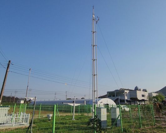 실시간 풍속을 파악하는 것은 산불 대응의 기초이면서 기본이다. 시군 상황실에서 관내와 시군 경계 주변의 자동기상망을 활용하여 풍속 정보를 파악하여 대응하면 대피는 물론이고 예방도 효율을 기할 수 있다. 그런데 이번 영남 산불에서는 이런 기본적인 인프라조차 제대로 이용하지 못하는 문제가 드러났다. 경북 영덕군 영덕읍에 있는 자동기상망의 모습. 사진 정대연