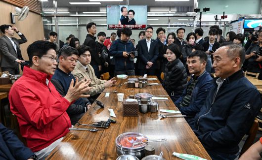 제21대 대통령 선거 공식 선거운동 첫날인 12일 김문수 국민의힘 대통령 후보가 서울 송파구 가락시장을 찾아 상인들과 이야기를 나누고 있다. 공동취재사진