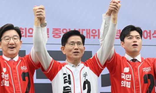 김문수 국민의힘 대선 후보와 권성동 김용태 공동선거대책위원장이 12일 서울 여의도 국민의힘 당사에서 열린 \\\'중앙선대위 회의 및 중앙선대위 임명장 수여식\\\'에서 기념촬영을 하고 있다. 공동취재사진