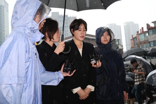 문재인 전 대통령의 딸 다혜 씨가 2024년 10월18일 음주운전 사고 관련 조사를 받으러 경찰에 출석하고 있다. 한겨레 자료사진