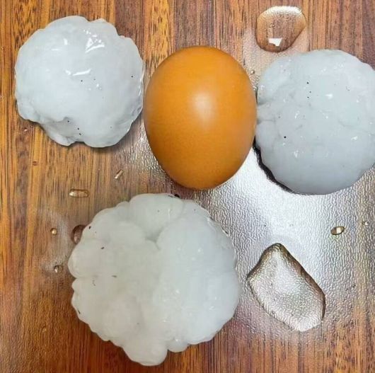 13일 저녁 중국 베이징에 우박이 내려 차량 파손 등의 피해가 발생했다. 웨이보 갈무리