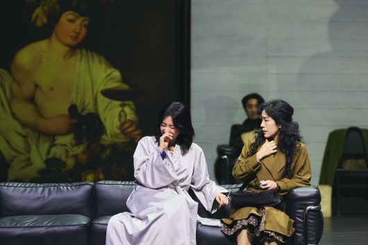 연극 ‘헤다 가블러’에서 연기하는 배우 이영애(왼쪽)와 백지원. 엘지아트센터 제공