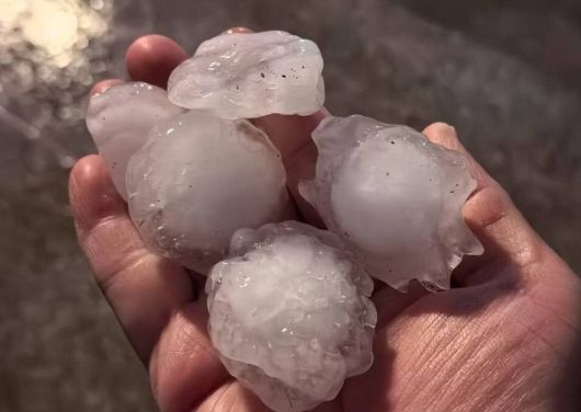 13일 저녁 중국 베이징에 우박이 내려 차량 파손 등의 피해가 발생했다. 웨이보 갈무리