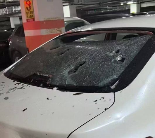 13일 저녁 중국 베이징에 우박이 내려 차량 파손 등의 피해가 발생했다. 웨이보 갈무리