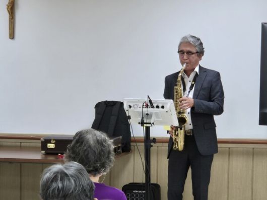 김호겸씨가 지난 9일 충남 서천군 노인요양시설에서 음악 봉사를 하고 있다. 천경석 기자