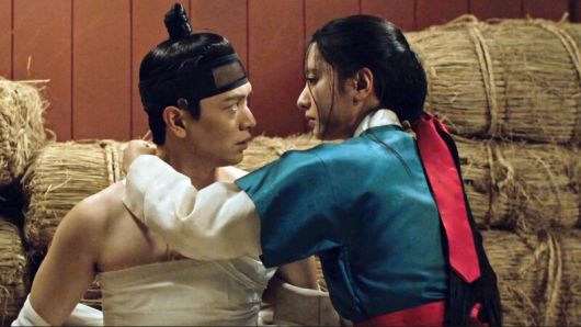 ‘귀궁’ 4회. 여리가 다친 강철을 간호하는 장면. 윤갑의 몸을 입은 이무기 강철은 윤갑을 질투하며, 인간의 오감으로 여리에 대한 사랑을 강렬히 느끼고 있다. 여리는 윤갑을 그리워하며 강철에게 점점 이끌린다. 육성재의 1인 2역으로 빚은 오묘한 삼각 로맨스다. 에스비에스 제공