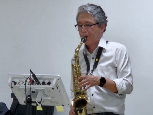 김호겸씨가 지난 9일 충남 서천군 노인요양시설에서 음악 봉사를 하고 있다. 천경석 기자