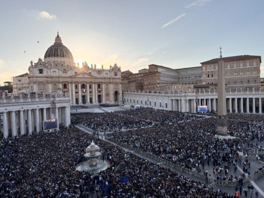 지난 8일(현지시각) 가톨릭 신자들이 새 교황을 보기 위해 바티칸 성 베드로 광장에 모여 있다. 로이터 연합뉴스