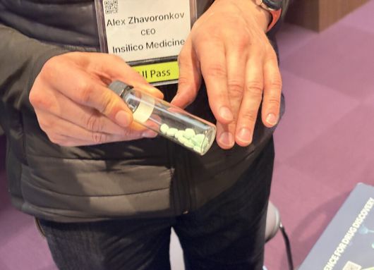 이날 알렉스 자보론코프 대표가 노화 치료제 관련 질문에 답변하며 자사가 개발 중인 특 발성 폐섬유증 및 노화 이중 치료제 렌토서팁 시제품을 선보였다. 최지현 기자