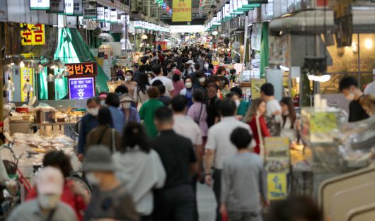 코로나 팬데믹의 여파가 가시지 않은 2020년 9월23일 오후, 서울 마포구 망원시장이 일주일여 앞으로 다가온 추석 준비를 하려는 사람들로 붐비고 있다. 이종근 선임기자 root2@hani.co.kr