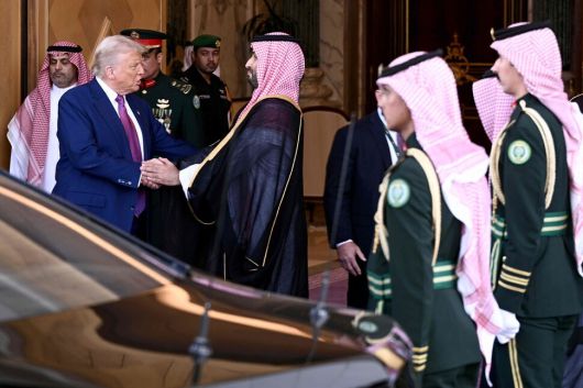 무함마드 빈 살만 왕세자(가운데 오른쪽)가 13일(현지시각) 사우디아라비아 수도 리야드에서 열린 도널드 트럼프 미국 대통령과의 양자회담을 마치고 인사하고 있다. 리야드/AFP 연합뉴스