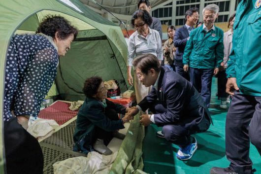 이재명 더불어민주당 대통령 후보가 지난 17일 광주시 광산구 광주여대 체육관에 마련된 금호타이어 공장 화재 이재민 대피소를 찾아 대피 주민들을 위로하고 있다. 연합뉴스