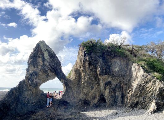 오스트레일리아 남쪽 뉴사우스웨일스주에 있는 사파이어코스트 지역엔 광활한 자연을 오롯이 즐길 수 있는 여행지가 많다. 대표적인 데가 ‘오스트레일리아 록’. 구멍 모양이 이 나라를 닮아 인기다. 박미향 기자