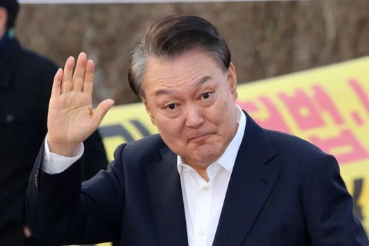 윤석열 전 대통령이 지난 3월8일 오후 경기 의왕시 서울구치소에서 석방돼 지지자들에게 인사하며 걸어가고 있다. 김영원 기자 forever@hani.co.kr