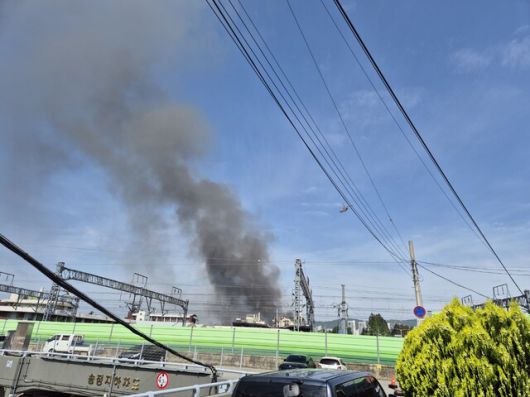 18일 오전 광주시 광산구 소촌동 금호타이어 광주 공장에 시커먼 연기가 솟아오르고 있다. 정대하 기자