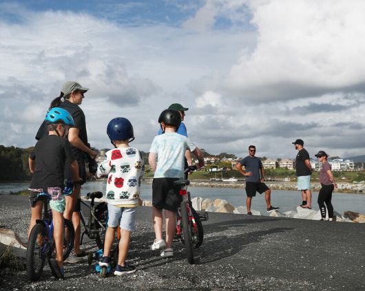 ‘오스트레일리아 록’ 인근에서 자전거를 타는 아이들과 여행객들. 박미향 기자